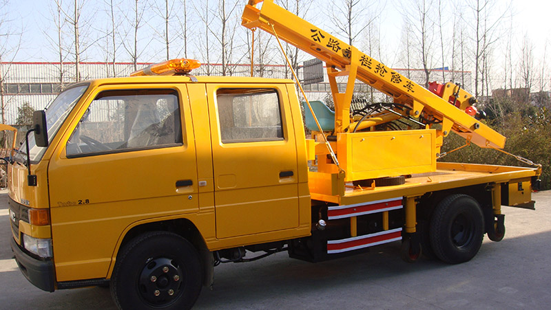 公路護(hù)欄搶修車